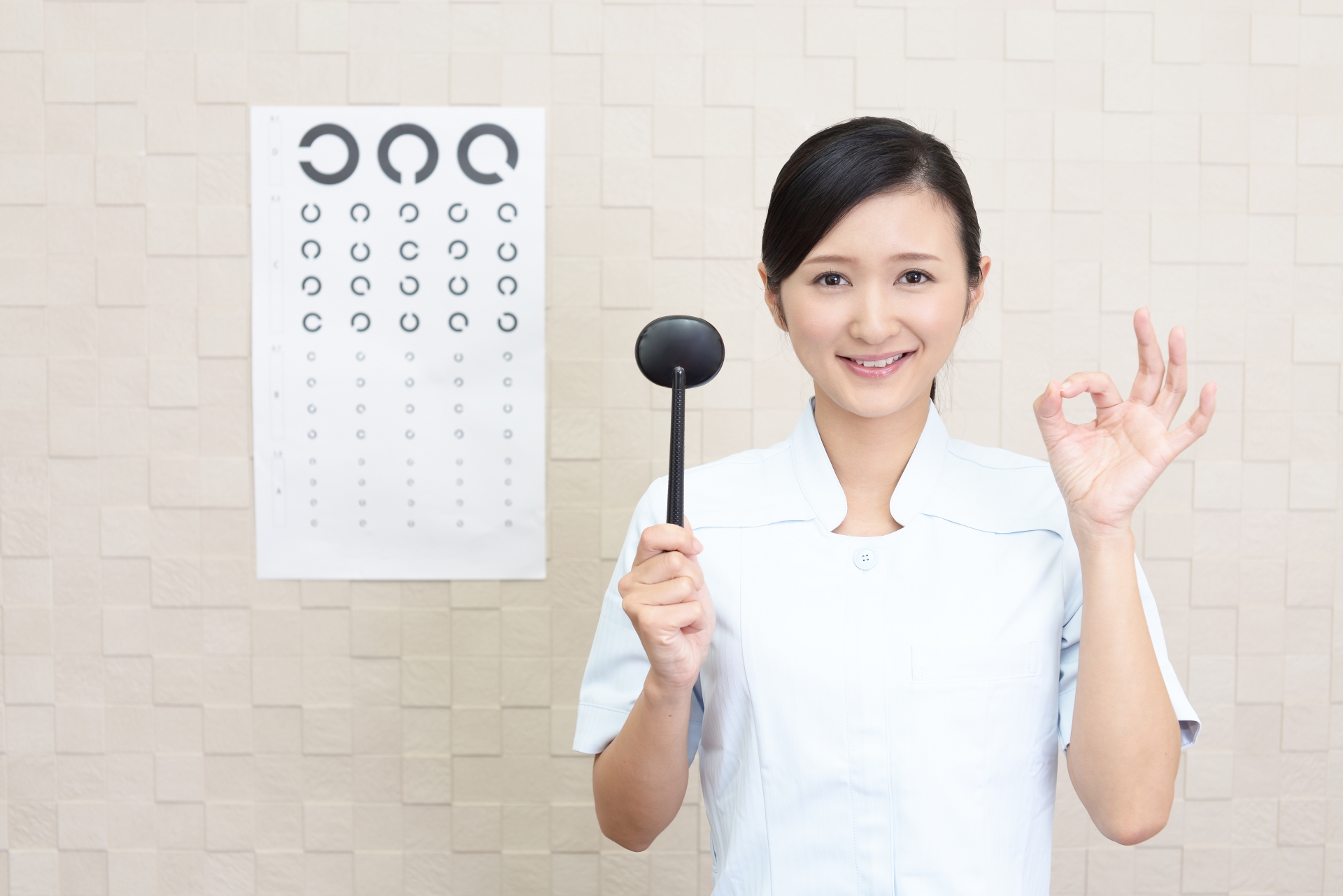 看護師と視力検査表