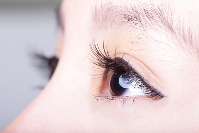 どのような種類の甲状腺疾患がドライアイを引き起こす可能性がありますか?