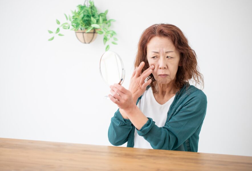 眼瞼下垂手術後の腫れがひかないのはなぜ？原因や対処方法と注意点を解説