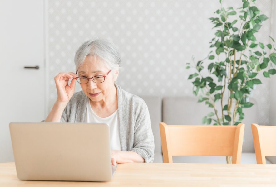ブルーライトが原因で白内障になる？ブルーライトが目に与える影響と対策方法