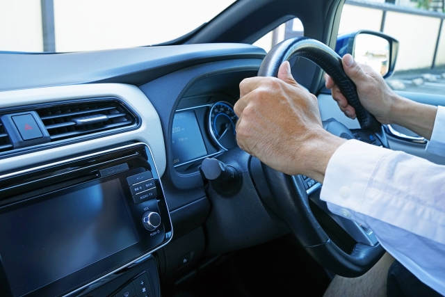 白内障の手術後は運転できる？再開時期や見え方への影響・レンズによる違いも解説