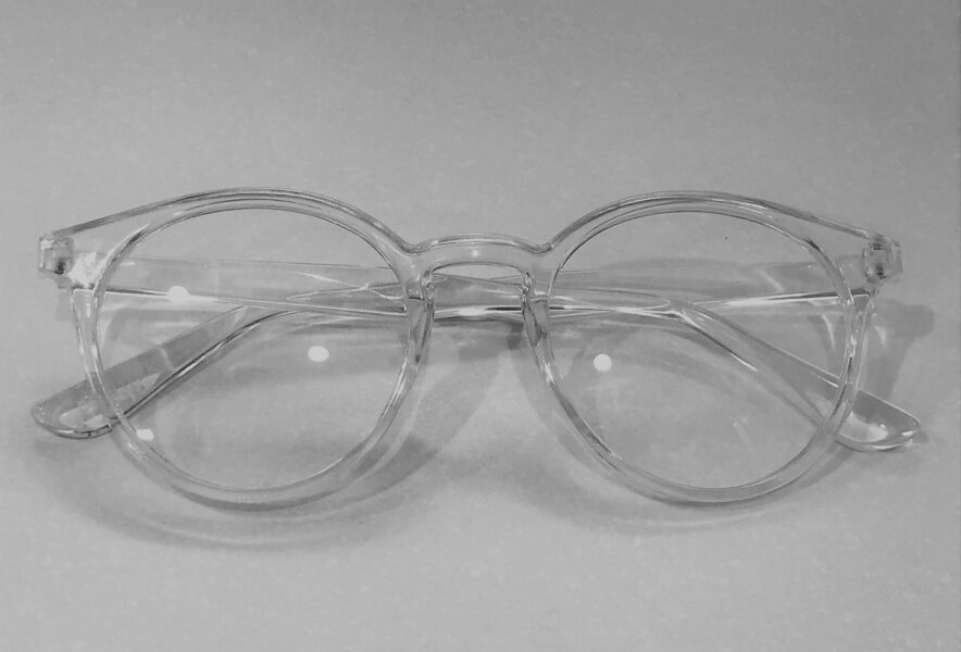 硝子体手術後の保護メガネはいつまで？保護メガネの役割や着用期間、着用の注意点を解説