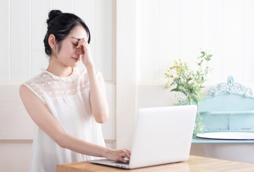 ICL手術後に目をこするとどうなる？手術後の過ごし方や注意点を解説